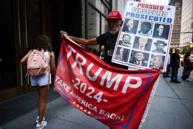 News Bilder des Tages Trump Tower After Trump Assassination Attempt Donald Trump supporter is seen in front of Trump Tower building a day after the former U.S. President has been injured during shooting at campaign rally at the Butler Farm Show in Butler, Pennsylvania. New York City, United States of America on July 14th, 2024. New York United States  Copyright: xBeataxZawrzelx originalFilename: zawrzel-trumptow240714_npcNX.jpg