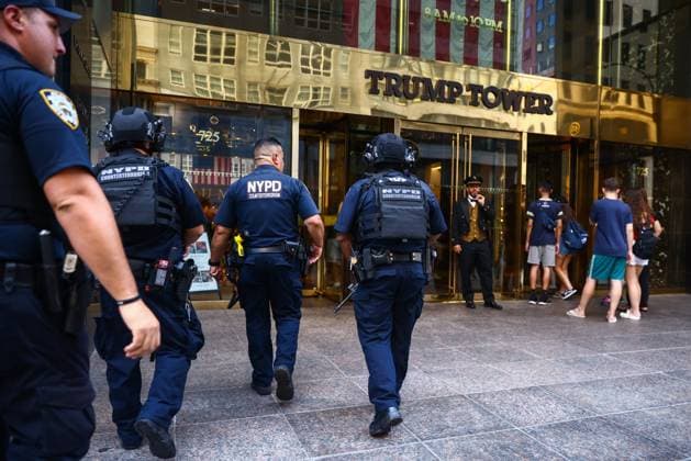 News Bilder des Tages Trump Tower After Trump Assassination Attempt Security measures at Trump Tower building entrance a day after the former U.S. President has been injured during shooting at campaign rally at the Butler Farm Show in Butler, Pennsylvania. New York City, United States of America on July 14th, 2024. New York United States  Copyright: xBeataxZawrzelx originalFilename: zawrzel-trumptow240714_npn9b.jpg