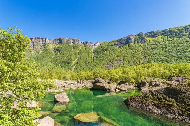 Creative Highlights World Blick auf den Gletschersee Bondhusvatnet nahe Sunndal in Norwegen. *** View at the Glacial lake Bondhusvatnet near Sunndal in Norway 1042602017