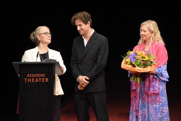 Marissa Biebl Vorsitzende Freunde des Residenztheater Moritz Treuenfels Schauspieler Kurt Meisel Preistraeger Birgitt Bauhausen Stv Vorstzende Freunde des Residenztheater Muenchen 14.07.2024 Residenztheater Die Verleihung des Kurt-Meisel-Preises an Moritz Treuenfels und der beiden Foerderpreise an Isabell Antonia Hoeckel und Vassilissa Reznikoff erfolgt in einer Matinee Muenchen