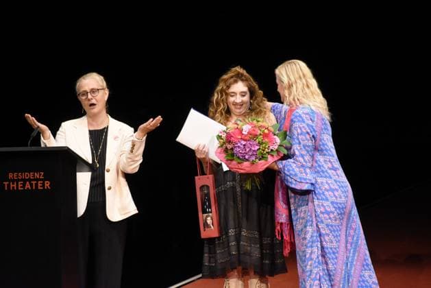 Marissa Biebl Vorsitzende Freunde des Residenztheater Vassilissa Reznikof Schauspielerin Foerderpreistraegerin Birgitt Bauhausen STV.Vorstzende Freunde des Residenztheater Muenchen 14.07.2024 Residenztheater Die Verleihung des Kurt-Meisel-Preises an Moritz Treuenfels und der beiden Foerderpreise an Isabell Antonia Hoeckel und Vassilissa Reznikoff erfolgt in einer Matinee Muenchen