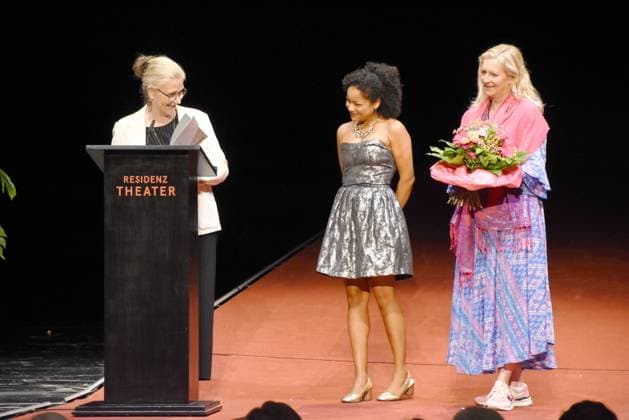 Marissa Biebl Vorsitzende Freunde des Residenztheater Isabell Antonia Hoeckel Schauspielerin Foerderpreistraegerin Birgitt Bauhausen STV.Vorstzende Freunde des Residenztheater Muenchen 14.07.2024 Residenztheater Die Verleihung des Kurt-Meisel-Preises an Moritz Treuenfels und der beiden Foerderpreise an Isabell Antonia Hoeckel und Vassilissa Reznikoff erfolgt in einer Matinee Muenchen