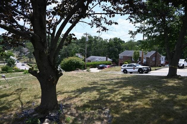 News Bilder des Tages Police Outside Residence Of Suspect Thomas Matthew Crooks, Trump Rally Shooter Police cars are investigating the area outside the residence of Thomas Matthew Crooks, suspected Trump Rally Shooter, in Bethel Park, Pennsylvania, United States, on July 14, 2024. Bomb-making materials are reportedly being found in the home and vehicle of the suspected shooter. In the aftermath of the incident, one rally attendee is dead, two rally attendees are in critical condition, and Former President of the United States Donald J. Trump is suffering from a non-fatal gunshot wound. The shooter is dead after being killed by the United States Secret Service. Bethel Park United States  Copyright: xKylexMazzax originalFilename: mazza-notitle240714_npZ1K.jpg