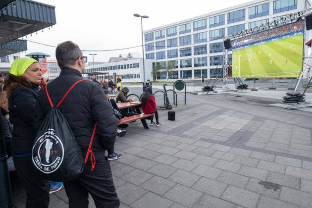 Fußballfans verfolgen anlässlich der Fußball-Europameisterschaft UEFA EURO 2024 das Finale England gegen Spanien auf einer Leinwand auf dem Platz Hlemmur in Rsykajvik. Soccer fans watch the England v Spain final on a screen at Hlemmur Square in Rsykajvik during the UEFA EURO 2024 European Football Championship. UEFA Fußball-Europameisterschaft - Fußballfans