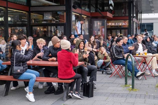 Fußballfans verfolgen anlässlich der Fußball-Europameisterschaft UEFA EURO 2024 das Finale England gegen Spanien auf einer Leinwand auf dem Platz Hlemmur in Rsykajvik. Soccer fans watch the England v Spain final on a screen at Hlemmur Square in Rsykajvik during the UEFA EURO 2024 European Football Championship. UEFA Fußball-Europameisterschaft - Fußballfans