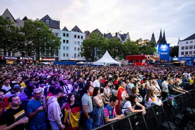 Public Viewing in Köln; Fan-Zone am Heumarkt; Köln; 14.07.2024 Zuschauer bei dem Spiel in Fan-Zone am Heumarkt. Public Viewing in Köln; Fan-Zone am Heumarkt; Köln; 14.07.2024 Köln Heumarkt NRW Deutschland Copyright: xBEAUTIFULxSPORTS Buriakovx