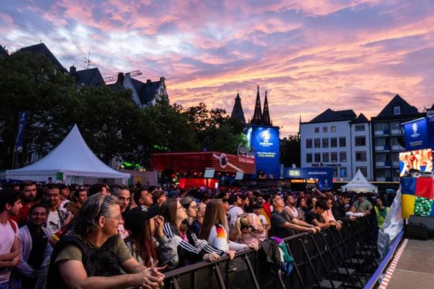 Public Viewing in Köln; Fan-Zone am Heumarkt; Köln; 14.07.2024 Zuschauer bei dem Spiel in Fan-Zone am Heumarkt. Public Viewing in Köln; Fan-Zone am Heumarkt; Köln; 14.07.2024 Köln Heumarkt NRW Deutschland Copyright: xBEAUTIFULxSPORTS Buriakovx