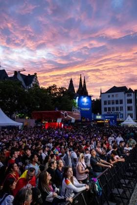 Public Viewing in Köln; Fan-Zone am Heumarkt; Köln; 14.07.2024 Zuschauer bei dem Spiel in Fan-Zone am Heumarkt. Public Viewing in Köln; Fan-Zone am Heumarkt; Köln; 14.07.2024 Köln Heumarkt NRW Deutschland Copyright: xBEAUTIFULxSPORTS Buriakovx