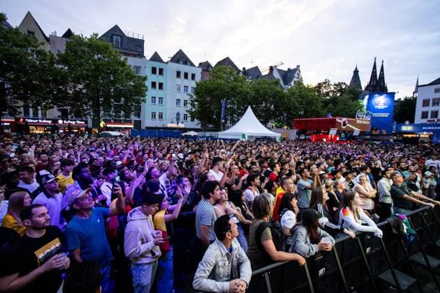 Public Viewing in Köln; Fan-Zone am Heumarkt; Köln; 14.07.2024 Zuschauer bei dem Spiel in Fan-Zone am Heumarkt. Public Viewing in Köln; Fan-Zone am Heumarkt; Köln; 14.07.2024 Köln Heumarkt NRW Deutschland Copyright: xBEAUTIFULxSPORTS Buriakovx