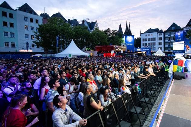 Public Viewing in Köln; Fan-Zone am Heumarkt; Köln; 14.07.2024 Zuschauer bei dem Spiel in Fan-Zone am Heumarkt. Public Viewing in Köln; Fan-Zone am Heumarkt; Köln; 14.07.2024 Köln Heumarkt NRW Deutschland Copyright: xBEAUTIFULxSPORTS Buriakovx
