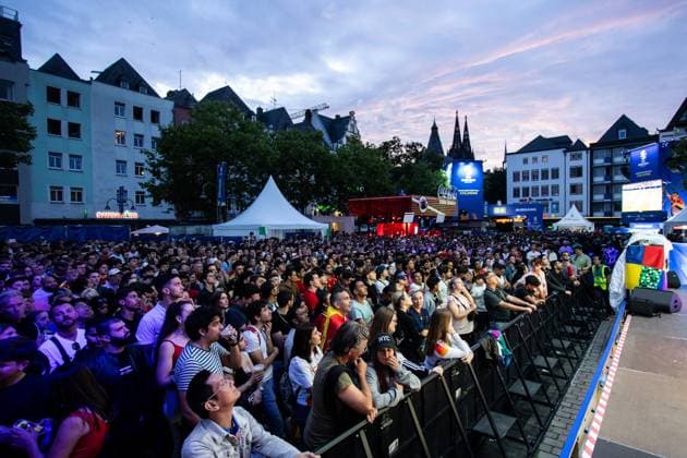 Public Viewing in Köln; Fan-Zone am Heumarkt; Köln; 14.07.2024 Zuschauer bei dem Spiel in Fan-Zone am Heumarkt. Public Viewing in Köln; Fan-Zone am Heumarkt; Köln; 14.07.2024 Köln Heumarkt NRW Deutschland Copyright: xBEAUTIFULxSPORTS Buriakovx
