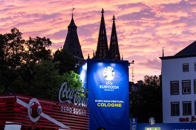 Public Viewing in Köln; Fan-Zone am Heumarkt; Köln; 14.07.2024 Blick auf Kölner Dom, Sonnenuntergang, Logo von UEFA EURO 2024 auf dem Schild neben Eingang. Public Viewing in Köln; Fan-Zone am Heumarkt; Köln; 14.07.2024 Köln Heumarkt NRW Deutschland Copyright: xBEAUTIFULxSPORTS Buriakovx