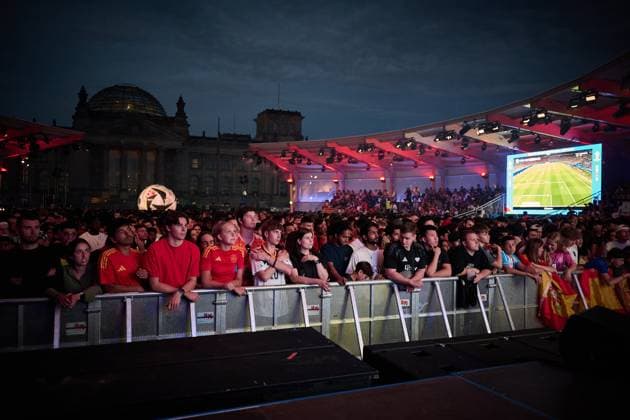 Berlin, EURO 2024 - Fan Zone in Berlin Zuschauer beim Public Viewing in der Fan Zone auf der Wiese vor dem Bundestag am 14.07.2024 in Berlin. Berlin Berlin Deutschland