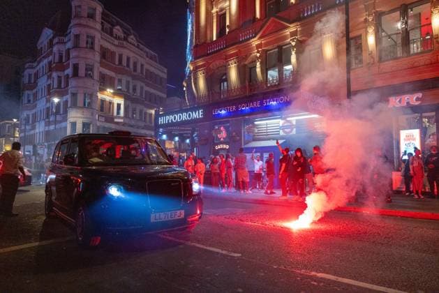 Disappointed England fans let off flares near Leicester Square after England lost to Spain in the 2024 Euro tournament final Where: London, United Kingdom When: 14 Jul 2024 Credit: Yat Him Wong Cover Images EDITORIAL USE ONLY. NOT FOR USE BY NEWSPAPERS BASED IN THE UK. Copyright: xYATxHIMxWONGx coverimg53950718