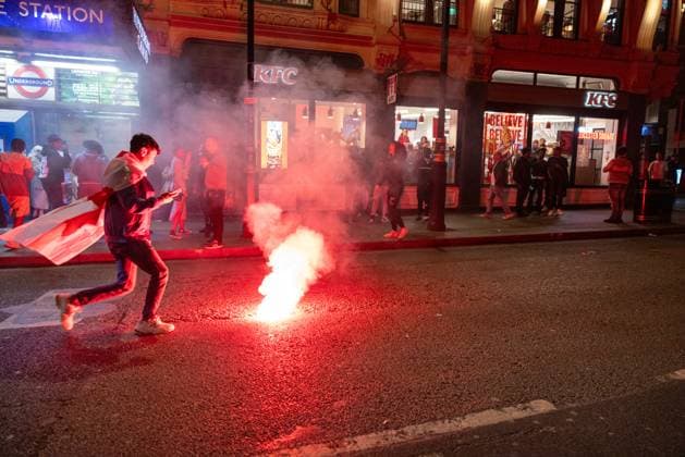 Disappointed England fans let off flares near Leicester Square after England lost to Spain in the 2024 Euro tournament final Where: London, United Kingdom When: 14 Jul 2024 Credit: Yat Him Wong Cover Images EDITORIAL USE ONLY. NOT FOR USE BY NEWSPAPERS BASED IN THE UK. Copyright: xYATxHIMxWONGx coverimg53950716