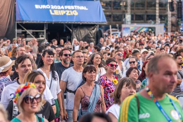Spanien ist der neue Europameister! Mit einem packenden 2:1-Sieg im Finale der UEFA Euro 2024 setzte sich die spanische Nationalmannschaft gegen ihre Kontrahenten durch und sicherte sich den begehrten Titel. Rund 10.000 begeisterte Fans verfolgten das spannende Endspiel beim Public Viewing auf dem Augustusplatz in Leipzig. Vor dem Anpfiff sorgte Schlagerstar Dieter Thomas Kuhn mit einem mitreißenden Auftritt für beste Stimmung unter den Zuschauern. Das Event verlief friedlich und in ausgelassener Atmosphäre. Nach dem Schlusspfiff brachen die spanischen Fans in frenetischen Jubel aus und feierten ihre Mannschaft bis in die späten Stunden. Die Fanzone am Augustusplatz verwandelte sich in ein Meer aus Rot und Gelb, während die Anhänger