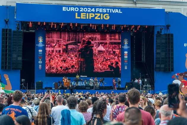 Spanien ist der neue Europameister! Mit einem packenden 2:1-Sieg im Finale der UEFA Euro 2024 setzte sich die spanische Nationalmannschaft gegen ihre Kontrahenten durch und sicherte sich den begehrten Titel. Rund 10.000 begeisterte Fans verfolgten das spannende Endspiel beim Public Viewing auf dem Augustusplatz in Leipzig. Vor dem Anpfiff sorgte Schlagerstar Dieter Thomas Kuhn mit einem mitreißenden Auftritt für beste Stimmung unter den Zuschauern. Das Event verlief friedlich und in ausgelassener Atmosphäre. Nach dem Schlusspfiff brachen die spanischen Fans in frenetischen Jubel aus und feierten ihre Mannschaft bis in die späten Stunden. Die Fanzone am Augustusplatz verwandelte sich in ein Meer aus Rot und Gelb, während die Anhänger