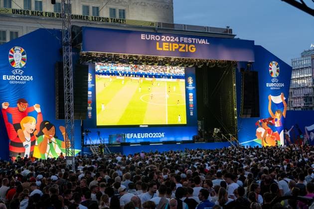 Spanien ist der neue Europameister! Mit einem packenden 2:1-Sieg im Finale der UEFA Euro 2024 setzte sich die spanische Nationalmannschaft gegen ihre Kontrahenten durch und sicherte sich den begehrten Titel. Rund 10.000 begeisterte Fans verfolgten das spannende Endspiel beim Public Viewing auf dem Augustusplatz in Leipzig. Vor dem Anpfiff sorgte Schlagerstar Dieter Thomas Kuhn mit einem mitreißenden Auftritt für beste Stimmung unter den Zuschauern. Das Event verlief friedlich und in ausgelassener Atmosphäre. Nach dem Schlusspfiff brachen die spanischen Fans in frenetischen Jubel aus und feierten ihre Mannschaft bis in die späten Stunden. Die Fanzone am Augustusplatz verwandelte sich in ein Meer aus Rot und Gelb, während die Anhänger