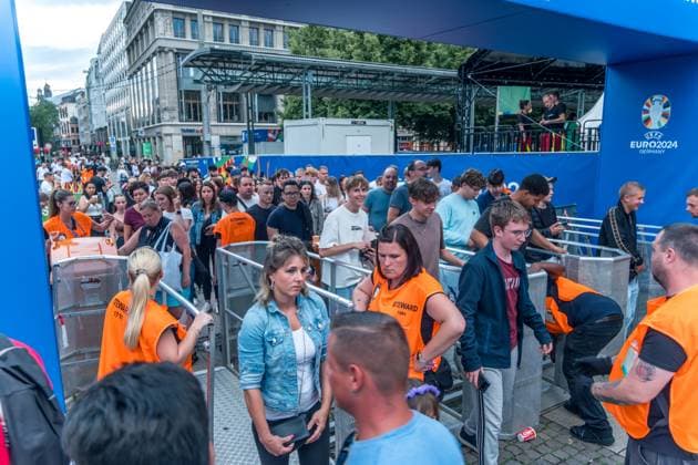 Spanien ist der neue Europameister! Mit einem packenden 2:1-Sieg im Finale der UEFA Euro 2024 setzte sich die spanische Nationalmannschaft gegen ihre Kontrahenten durch und sicherte sich den begehrten Titel. Rund 10.000 begeisterte Fans verfolgten das spannende Endspiel beim Public Viewing auf dem Augustusplatz in Leipzig. Vor dem Anpfiff sorgte Schlagerstar Dieter Thomas Kuhn mit einem mitreißenden Auftritt für beste Stimmung unter den Zuschauern. Das Event verlief friedlich und in ausgelassener Atmosphäre. Nach dem Schlusspfiff brachen die spanischen Fans in frenetischen Jubel aus und feierten ihre Mannschaft bis in die späten Stunden. Die Fanzone am Augustusplatz verwandelte sich in ein Meer aus Rot und Gelb, während die Anhänger