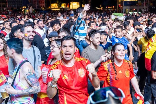 Spanien ist der neue Europameister! Mit einem packenden 2:1-Sieg im Finale der UEFA Euro 2024 setzte sich die spanische Nationalmannschaft gegen ihre Kontrahenten durch und sicherte sich den begehrten Titel. Rund 10.000 begeisterte Fans verfolgten das spannende Endspiel beim Public Viewing auf dem Augustusplatz in Leipzig. Vor dem Anpfiff sorgte Schlagerstar Dieter Thomas Kuhn mit einem mitreißenden Auftritt für beste Stimmung unter den Zuschauern. Das Event verlief friedlich und in ausgelassener Atmosphäre. Nach dem Schlusspfiff brachen die spanischen Fans in frenetischen Jubel aus und feierten ihre Mannschaft bis in die späten Stunden. Die Fanzone am Augustusplatz verwandelte sich in ein Meer aus Rot und Gelb, während die Anhänger