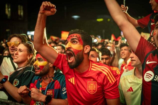 Bilder des Jahres 2024, News 07 Juli News Themen der Woche KW28 News Bilder des Tages Spanische Fans in Stuttgart 20240714 UEFA EURO 2024 Public Viewing Schlossplatz Stuttgart Fussball Fan Zone Endspiel GB - E Spanien gegen England *** Spanish fans in Stuttgart 20240714 UEFA EURO 2024 Public Viewing Schlossplatz Stuttgart Football Fan Zone Final GB E Spain v England