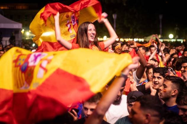 Spanische Fans in Stuttgart 20240714 UEFA EURO 2024 Public Viewing Schlossplatz Stuttgart Fussball Fan Zone Endspiel GB - E Spanien gegen England
