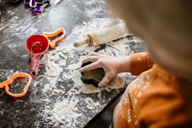 IMAGO Creative, Jahreszeit Herbst, Ferien Child shaping Halloween cookies wth cookie cutters at home Jackson, Missouri, United States CR_WEKW240712-1483653-01 ,model released, Symbolfoto