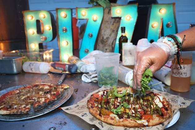 May 30, 2024, Oconomowoc, Wisconsin, USA: Jessica Klein of Flour Girl & Flame dresses pizzas during Farm Pizza night at Mapleton Barn on May 30, 2024, in Oconomowoc, Wisconsin. Oconomowoc USA - ZUMAm67_ 20240530_zaf_m67_046 Copyright: xStaceyxWescottx