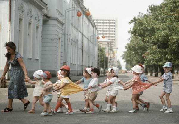 Archivbilder der Woche KW29 KINDERGARTEN CHARGES PROMENADE 13855 18.06.1987 Kindergarten charges Vladimir Akimov Sputnik Batumi Republic of Adzharya Georgia  Copyright: xVladimirxAkimovx