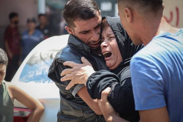 Bilder des Jahres 2024, News 07 Juli News Themen der Woche KW 29 July 15, 2024, Gaza, Gaza, Palestine: Martyrs, including a girl, and injuries were recovered to Al-Aqsa Martyrs Hospital following the bombing by Israeli army aircraft of a house for the Thabet family in the city of Deir al-Balah Gaza Palestine - ZUMAa249 20240715_znp_a249_009 Copyright: xSaherxAlghorrax