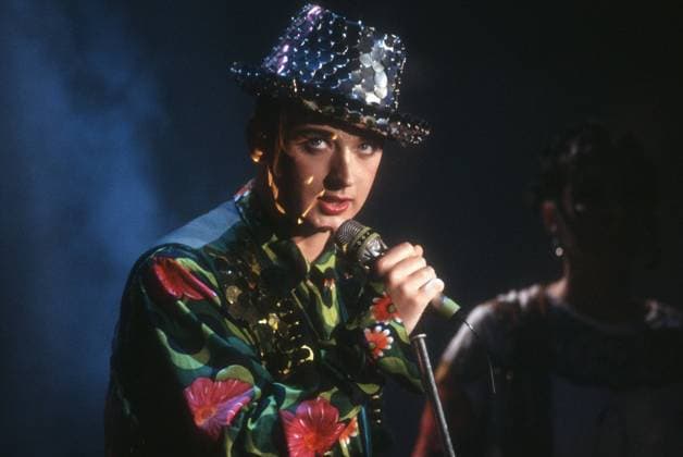 Archivbilder der Woche KW29 Boy George (Sänger) 01 90 ru Boy George während eines Auftritts in Die 80er! Das Jahrzehnt im Rückblick (ZDF) am 28. Januar 1990 in der Festhalle Frankfurt TV Fernsehen Show Fernsehshow Großbritannien England Brite Engländer englischer englisch britischer britisch Mann Sänger Gesang Musik Musiker Pop Popmusik Songwriter DJ Culture Club british english singer quer halb stehend singend Mikrofon greifend *** Boy George singer 01 90 ru Boy George during a performance in Die 80er Das Jahrzehnt im Rückblick ZDF on January 28, 1990 in the Festhalle Frankfurt TV television show television show Great Britain England Briton English English British British man singer singing music musician pop pop music songwriter DJ Culture Club briti