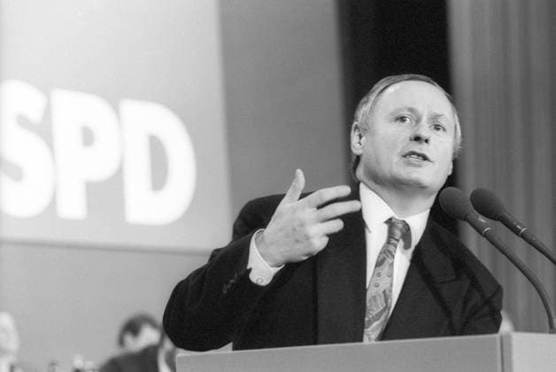 Archivbilder der Woche KW29 Oskar Lafontaine (Politiker) 12 89 hör Oskar Lafontaine auf dem SPD-Parteitag in Berlin im Dezember 1989 Deutschland deutsch deutscher Mann Politik SPD Ministerpräsident Saarland Saarlandes german politician quer halb stehend sprechend gestilulierend Pult Mikrofone sw *** Oskar Lafontaine politician 12 89 listen Oskar Lafontaine at the SPD party conference in Berlin in December 1989 Germany German German man politics SPD Prime Minister Saarland Saarland German politician cross half standing speaking gesticulating lectern microphones sw