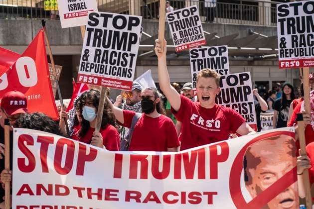 Bilder des Jahres 2024, News 07 Juli News Themen der Woche KW 29 News Bilder des Tages July 15, 2024: Protesters in Milwaukee s Red Arrow Park holding signs saying Stop Trump & Racist Republicans during the March on the Republican National Convention - ZUMAr170 20240715_znp_r170_001 Copyright: xChrisxRihax