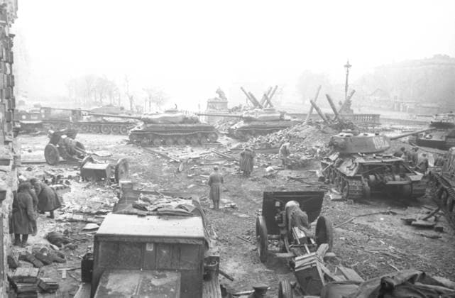 Archivbilder der Woche KW29 Great Patriotic War 6049926 28.04.1945 Great Patriotic War 1941-1945. A Soviet tank assault in the area of the Spree river in Berlin, Germany. Vladimir Grebnev Berlin Germany  Copyright: xVladimirxGrebnevx