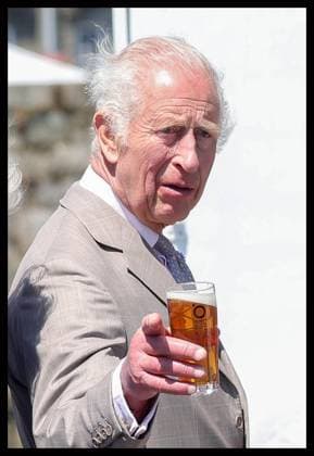 Bilder des Jahres 2024, Entertainment 07 Juli Entertainment Themen der Woche KW 29 Entertainment Bilder des Tages 16 07 2024. St. Peter Port, United Kingdom. Pictured: His Majesty the King enjoys a drink from BottomÕs UP, a local seafront bar. Their Majesties the King and Queen Visit the Channel Islands. Their Majesties attend a Special Sitting of the States of Deliberation, GuernseyÕs Parliament, taking place on the St Peter Port seafront.  Copyright: xAndrewxParsonsx xParsonsxMediax PAR-8717-0150