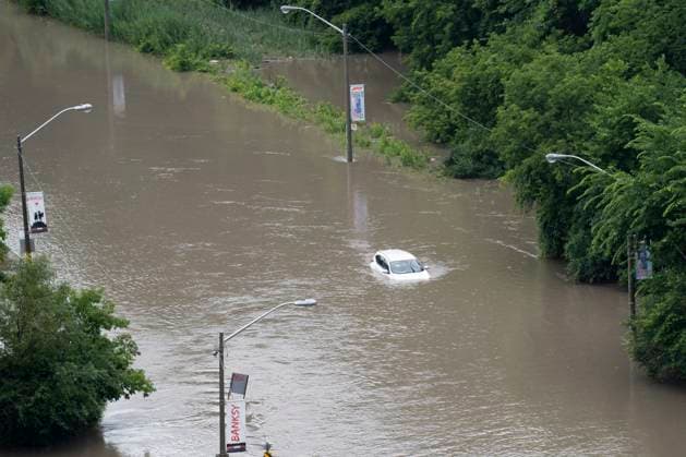 July 16, 2024, Toronto, On, Canada: A car is partially submerged in flood waters in the Don Valley following heavy rain in Toronto, on Tuesday, July 16 2024. Toronto Canada  - ZUMAc35_ 20240716_zaf_c35_030 Copyright: xArlynxMcadoreyx
