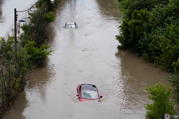 News Bilder des Tages July 16, 2024, Toronto, On, Canada: Cars are partially submerged in flood waters in the Don Valley following heavy rain in Toronto, on Tuesday, July 16 2024. Toronto Canada  - ZUMAc35_ 20240716_zaf_c35_033 Copyright: xArlynxMcadoreyx