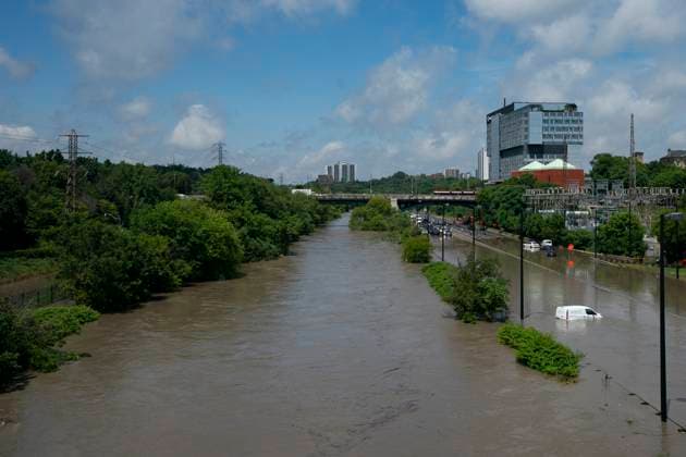 July 16, 2024, Toronto, On, Canada: The Don River overflows causing flooding surrounding on roads following heavy rain in Toronto, on Tuesday, July 16 2024. Toronto Canada  - ZUMAc35_ 20240716_zaf_c35_046 Copyright: xArlynxMcadoreyx