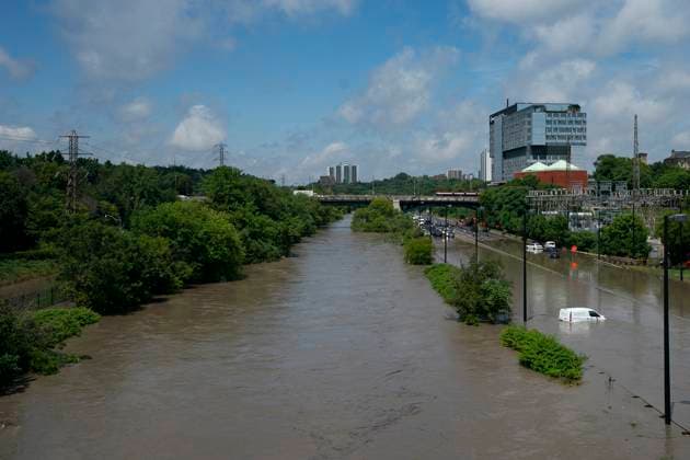 July 16, 2024, Toronto, On, Canada: The Don River overflows causing flooding surrounding on roads following heavy rain in Toronto, on Tuesday, July 16 2024. Toronto Canada  - ZUMAc35_ 20240716_zaf_c35_078 Copyright: xArlynxMcadoreyx