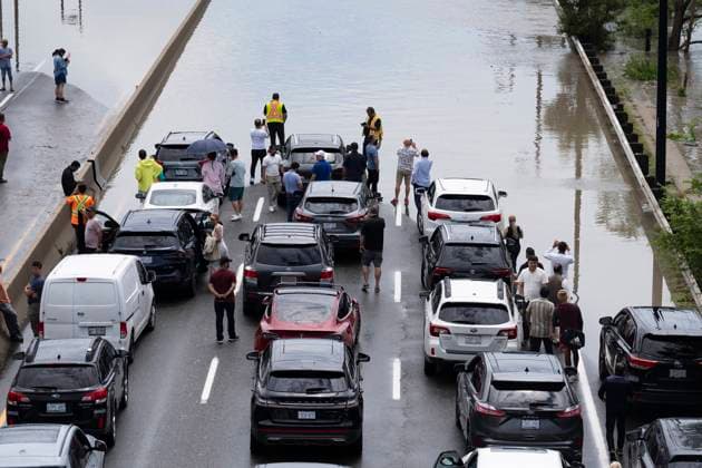 July 16, 2024, Toronto, On, Canada: Drivers are stranded due to flood waters blocking the Don Valley Parkway following heavy rain in Toronto, on Tuesday, July 16 2024. Toronto Canada  - ZUMAc35_ 20240716_zaf_c35_079 Copyright: xArlynxMcadoreyx