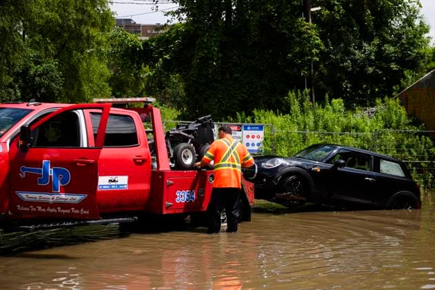 July 16, 2024, Toronto, On, Canada: A tow truck operator responds to submerged vehicles at an underpass at Parkside Drive and Lake Shore Blvd., after heavy rain caused flooding, in Toronto on Tuesday, July 16, 2024. Toronto Canada  - ZUMAc35_ 20240716_zaf_c35_103 Copyright: xChristopherxKatsarovx