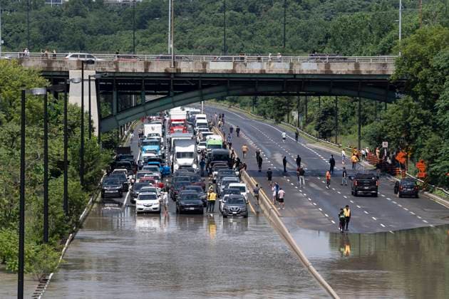 News Bilder des Tages July 16, 2024, Toronto, On, Canada: Drivers are stranded due to flood waters blocking the Don Valley Parkway following heavy rain in Toronto, on Tuesday, July 16 2024. Toronto Canada  - ZUMAc35_ 20240716_zaf_c35_120 Copyright: xArlynxMcadoreyx