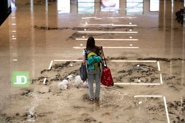 News Bilder des Tages July 16, 2024, Toronto, On, Canada: A person makes their way through Union Station during a flood following heavy rain in Toronto, on Tuesday, July 16 2024. Toronto Canada  - ZUMAc35_ 20240716_zaf_c35_121 Copyright: xArlynxMcadoreyx