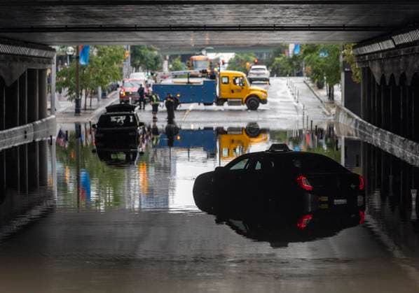 (240716) -- TORONTO, July 16, 2024 -- Vehicles are seen in flood water in Toronto, Canada, on July 16, 2024. Toronto received more than a month s worth of rain over a few hours amid a rainfall warning from Environment Canada that called for extremely heavy rain with the potential for 125 millimeters in some areas on Tuesday, according to local media. (Photo by Xinhua) CANADA-TORONTO-HEAVY RAIN ZouxZheng 