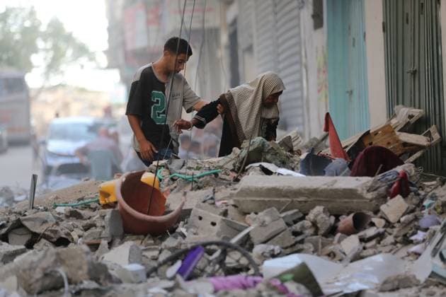 News Themen der Woche KW 29 News Bilder des Tages (240716) -- GAZA, July 16, 2024 -- People walk among the rubble after an Israeli airstrike in the Nuseirat refugee camp in central Gaza, on July 16, 2024. During the past 24 hours, the Israeli military killed 49 people and wounded 69 others, bringing the total death toll to 38,713 and injuries to 89,166 since the Palestinian-Israeli conflict broke out in early October 2023, Gaza-based health authorities said in a statement on Tuesday. (Photo by Xinhua) MIDEAST-GAZA-NUSEIRAT REFUGEE CAMP-ISRAELI AIRSTRIKE MarwanxDawood 