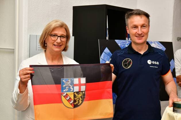 Der ESA Astronaut Matthias Maurer trifft sich am Montag (15.7.2024) mit Saarlands Ministerpräsidentin Anke Rehlinger bei deren Sommertour im Historischen Museum in Saarbrücken, signiert dort zunächst Tassen und ein Grafity (es zeigt die Flagge des Saargebiets auf dem Mond), bevor er dem Museum einige Stück übergibt, die mit ihm in der Raumstation waren: eine Saarlandflagge, Astronautenkonserven und ein Radwegeschild. *** ESA astronaut Matthias Maurer meets Saarlands Minister President Anke Rehlinger on Monday 15 7 2024 during her summer tour at the Historical Museum in Saarbrücken, where he first signs mugs and a graphic showing the flag of the Saar region on the moon before handing over to the museum a few items that were with him on the bub
