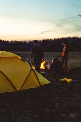 man sets up a tent on a camping trip, camping sunset tent. Minsk, Minsk Region, Belarus CR_YUKI240612B2-1453857-01 ,model released, Symbolfoto