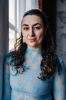 Creative Highlights Symbolbilder Confident woman in blue lace top standing by a window. Haverhill, Massachusetts, United States R_FKNH2407163E-1488300-01 ,model released, Symbolfoto