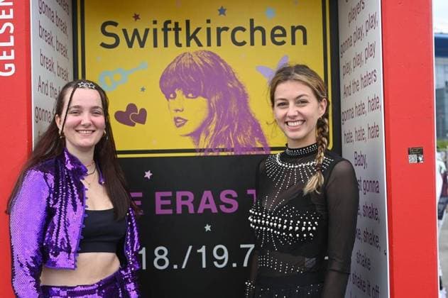 Bilder des Jahres 2024, News 07 Juli News Themen der Woche KW 29 Taylor Swift in Gelsenkirchen ** NUR FÜR REDAKTIONELLE ZWECKE ** EDITORIAL USE ONLY **<p>Fans von Taylor Swift stehen am Mittwoch, 17. Juli 2024 in Gelsenkirchen vor der Veltins Arena. Deutschland NRW Gelsenkirchen Copyright: IngoxOtto *** Taylor Swift in Gelsenkirchen FOR EDITORIAL PURPOSES ONLY EDITORIAL USE ONLY p Fans of Taylor Swift stand in front of the Veltins Arena Germany NRW Gelsenkirchen on Wednesday, July 17, 2024 in Gelsenkirchen Copyright IngoxOtto Copyright: IngoxOtto doc7wc2uoekbgl1l3zmwh4y ,EDITORIAL USE ONLY