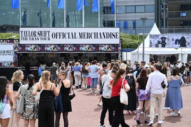 Bilder des Jahres 2024, News 07 Juli News Themen der Woche KW 29 Entertainment Bilder des Tages Taylor Swift in Gelsenkirchen ** NUR FÜR REDAKTIONELLE ZWECKE ** EDITORIAL USE ONLY **<p>Fans von Taylor Swift stehen am Mittwoch, 17. Juli 2024 in Gelsenkirchen vor der Veltins Arena. Deutschland NRW Gelsenkirchen Copyright: IngoxOtto *** Taylor Swift in Gelsenkirchen FOR EDITORIAL PURPOSES ONLY EDITORIAL USE ONLY p Fans of Taylor Swift stand in front of the Veltins Arena Germany NRW Gelsenkirchen on Wednesday, July 17, 2024 in Gelsenkirchen Copyright IngoxOtto Copyright: IngoxOtto doc7wc2xfc9lll3yam14ln ,EDITORIAL USE ONLY